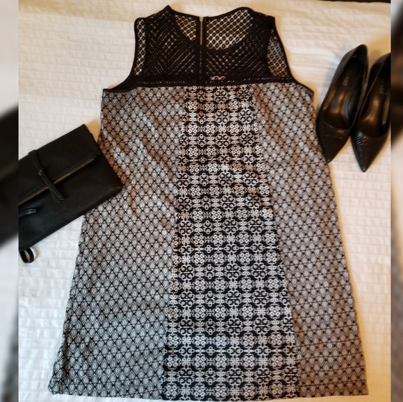 Xhilaration Dresses & Skirts - Xhilaration trapeze sleeveless crochet dress